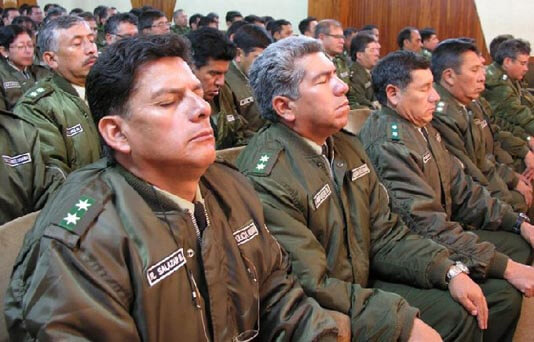 Membri della Polizia Boliviana in meditazione