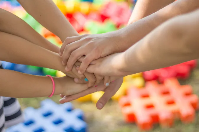 hands-2847508_1920_450